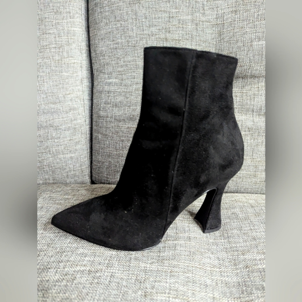 SALE - Heel booties pointed toe suede Made in Italy Sz 40 New